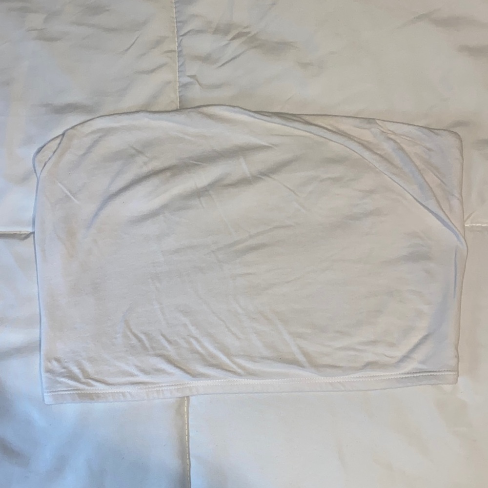 Garage white crop top 🤍